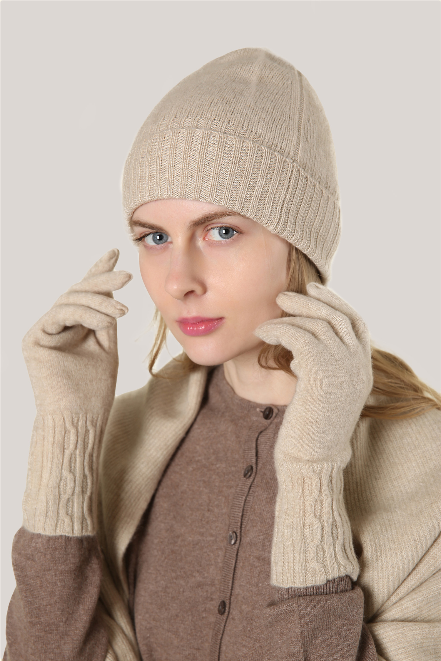 Cashmere Gloves with Cable Knit Cuffs 12GG